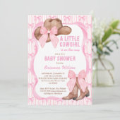 女性のカーボーイピンクのリボン女の子の赤ちゃんシャワー 招待状 (スタンド正面)