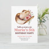 女性のカーボーイピンクフローラハットロデオウェスタン誕生日 招待状 (スタンド正面)