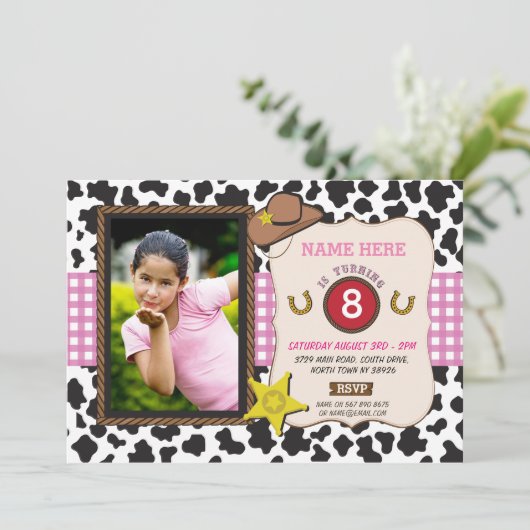 女性のカーボーイフォトバースデーパーティーカウガールピンク招待状 招待状 (スタンド正面)