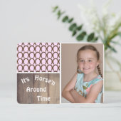 女性のカーボーイホースシュー誕生日フォト招待状 出欠カード (スタンド正面)