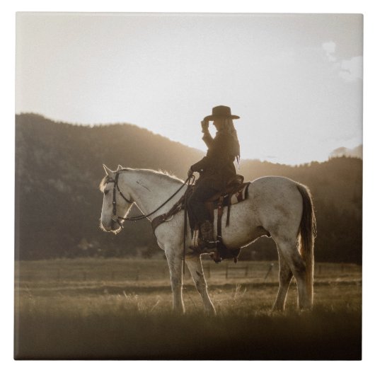 女性のカーボーイライディングホースカントリーウエスタンランチサンセット タイル (正面)