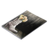 女性のカーボーイレース&パールブーツ白い花素朴 ノートブック (左側)