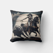 女性のカーボーイローピングアブルアットサンセットロデオイベント クッション (正面)