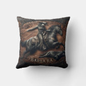 女性のカーボーイローピングキャトルアットアローデオイベント クッション (裏面)