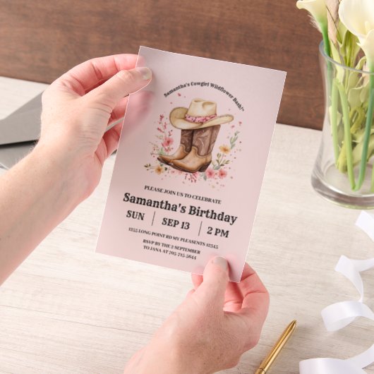 女性のカーボーイワイルドフラワーズバッシュ誕生日 | ピンクの西 ベラム紙招待状 (ポータブル)