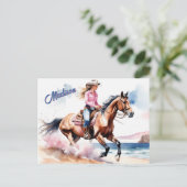 女性のカーボーイ乗馬オンビーチバイ海 ポストカード (スタンド正面)