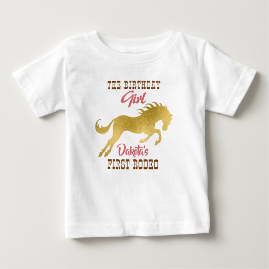 女性のカーボーイ最初のロデオピンクと金ゴールド誕生日 ベビーTシャツ (正面)
