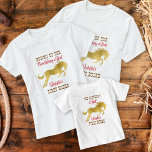 女性のカーボーイ最初のロデオ金ゴールド馬の誕生日マッチング Tシャツ<br><div class="desc">女性のカーボーイ最初のロデオピンクと金ゴールドの馬の誕生日の一致tシャツ家族の写真撮影。ゴールデンホース、西のスクリプト。</div>