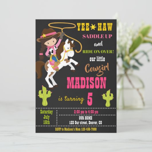 女性のカーボーイ誕生日の招待ワイルドウエストロデオパーティー 招待状 (スタンド正面)
