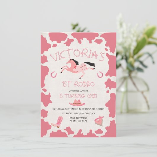 女性のカーボーイ1stロデオ牛のパターン誕生日パーティー 招待状 (スタンド正面)