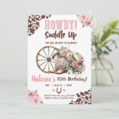 女性のカーボーイ、サドルアップ、ハウディ、女の子の誕生日招待状。 招待状 (スタンド正面)