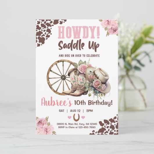 女性のカーボーイ、サドルアップ、ハウディ、女の子の誕生日招待状。 招待状 (スタンド正面)