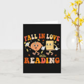 女性のグルーヴィーな秋の感謝祭 読書が好きになる カード (黄色い花)