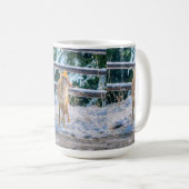 女性のコヨーテと雪野生動物の自然コーヒーマグ コーヒーマグカップ (正面右)