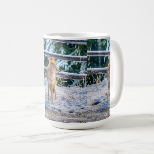 女性のコヨーテと雪野生動物の自然コーヒーマグ コーヒーマグカップ (正面右)