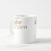 女性のコーヒーと毛糸の面白い編み物とソーイングのキルト コーヒーマグカップ (正面左)
