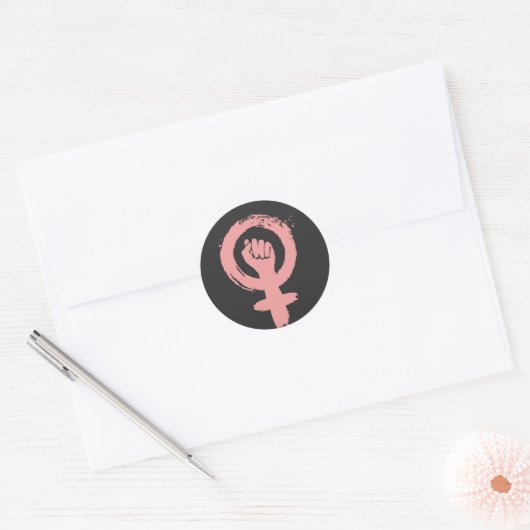 女性のサインフェミニスト最初の社会正義Tシャツ ラウンドシール (封筒)