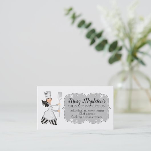 女性のシェフの黒髪のフォークのケイタリングビジネスカード 名刺 (スタンド正面)