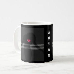 女性のシルエット、花のはすと愛 コーヒーマグカップ