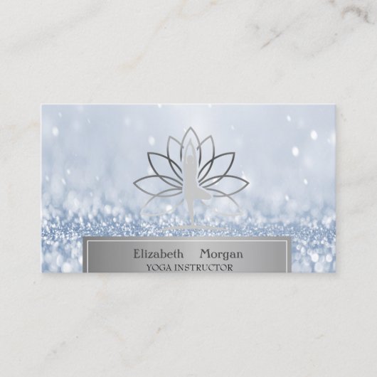 女性のシルエット 蓮の花 ヨガの指導者 青いボケ 名刺 (正面)