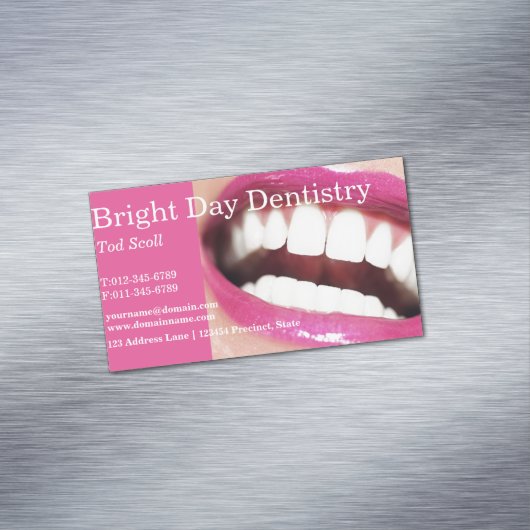女性のスマイル。 白くなる歯。 デンタルケア。 歯科医 マグネット名刺 (インサイチュ)