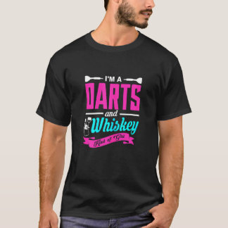 女性のダーツとウィスキー Tシャツ