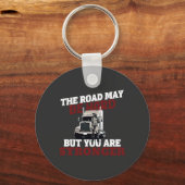 女性のトラック運転手の強い道路の弾力性の旅プライド キーホルダー (正面)
