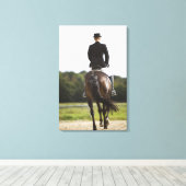 女性のドレッサーライダーの運動の背面 キャンバスプリント (インサイチュ (ウッドフロア))