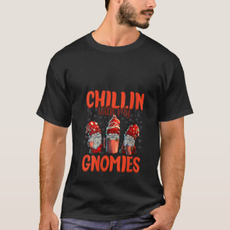 女性のノーム仲間とリラックス 女性の3つのクリスマス Tシャツ
