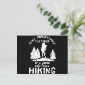 女性のハイキング・ガール・レディースを決して過小評価しない ポストカード (スタンド正面)