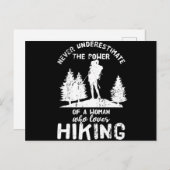 女性のハイキング・ガール・レディースを決して過小評価しない ポストカード (正面/裏面)