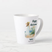 女性のビーチと花をテーマにした定年パーティー カフェラテマグ (右アングル)