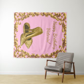 女性のピンクゴールドハイヒール誕生日バックドロップ タペストリー (インサイチュ(横))