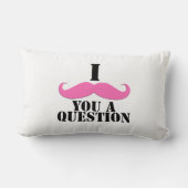 女性のピンクIの口ひげ質問 ランバークッション (裏面)