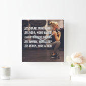 女性のフィットネス感動的の言葉 – もっとアクション スクエア壁時計 (ホーム)