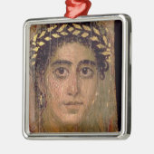 女性のポートレート、ロマノエジプトFayumから メタルオーナメント (左)