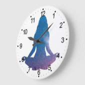 女性のヨガ練習 – 背景色を選択 ラージ壁時計 (傾斜)