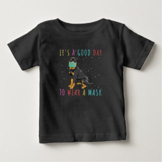 女性のロットワイラー衣服Aマスクおもしろいその良い日 ベビーTシャツ