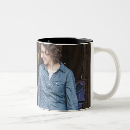 女性の一流の馬 ツートーンマグカップ (右)