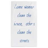 女性の中には、家の警察官のユーモアを洗う スモールペーパーバッグ (裏面)