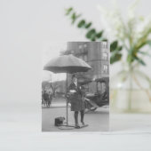 女性の交通警官 – ヴィンテージ ポストカード (スタンド正面)