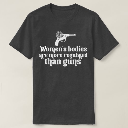 女性の体は銃の女性よりも規制されている Tシャツ (デザイン正面)