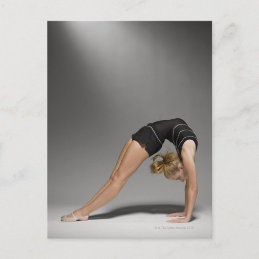 女性の体操選手ストレッチ,スタジオショット2 ポストカード (正面)