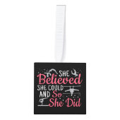 女性の体操 – 彼女は信じできる キューブオーナメント (正面)