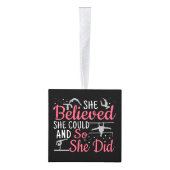 女性の体操 – 彼女は信じできる キューブオーナメント (右)