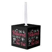 女性の体操 – 彼女は信じできる キューブオーナメント (裏面アングル)