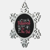 女性の体操 – 彼女は信じできる スノーフレークピューターオーナメント (右)