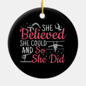 女性の体操 – 彼女は信じできる セラミックオーナメント (裏面)