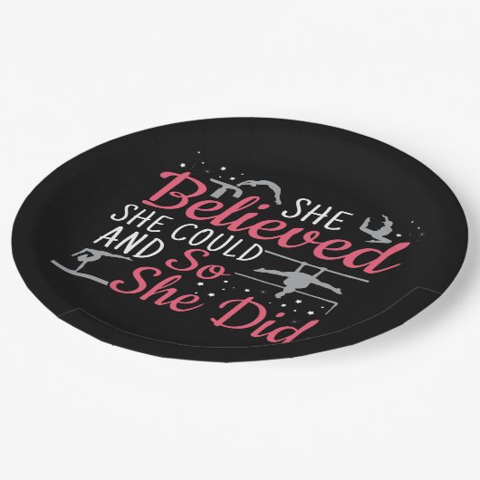 女性の体操 – 彼女は信じできる ペーパープレート (アングル)