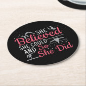 女性の体操 – 彼女は信じできる ラウンドペーパーコースター (アングル)